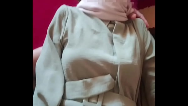Saudari Tiri Berhijab Digebukin Pas Momen Lebaran, Nafsu Menggebu Di Pelukan Hangat
