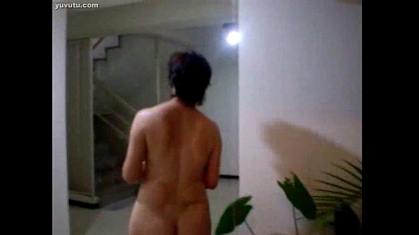 Ibu-ibu Montok Siram Tanaman, Pantat Basah Kuyup Kena Cipratan Air.