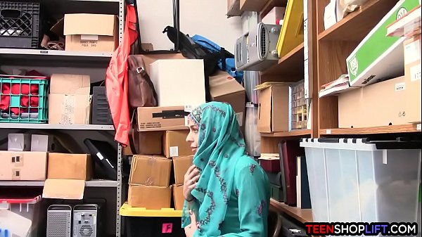 Gadis Remaja Arab Ketahuan Nyuri, Langsung Digebukin Sama Satpam.