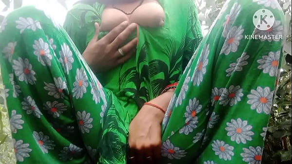 Bhabhi India Ke Jungle Mein Jaakar Apne Choot Ka Paani Nikaala